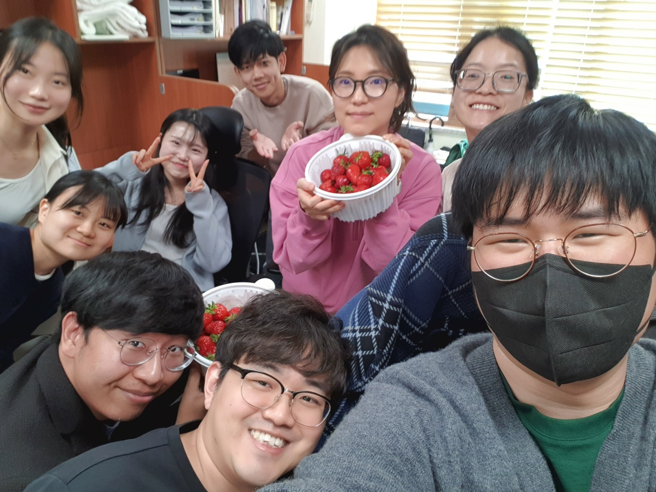 2025. 04. 10 딸기 파티 이미지